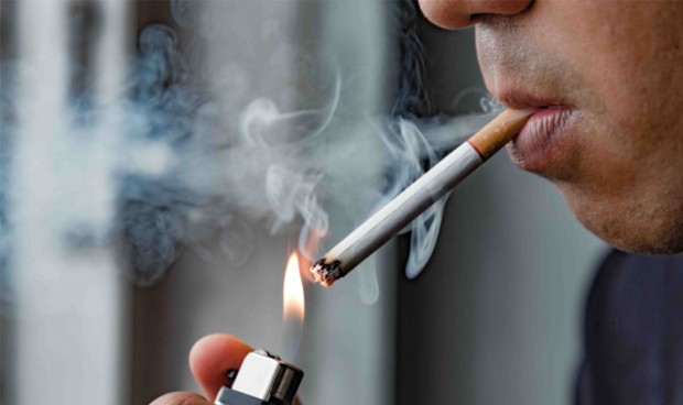 Imagen de persona fumando.
